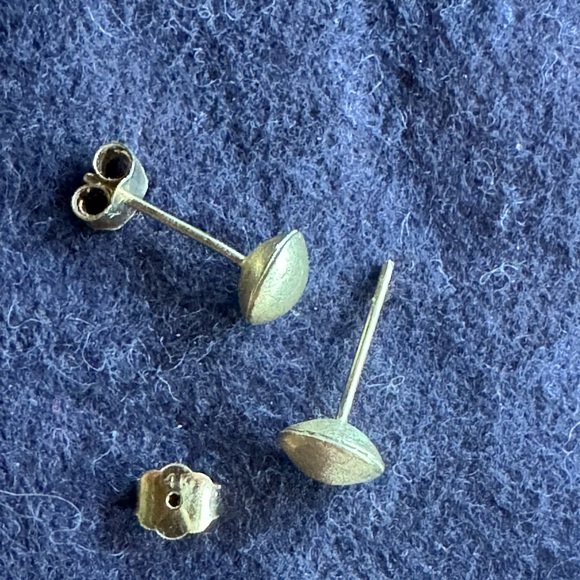 Elegant Hammered Gold Stud Earrings - Picture 4 of 4